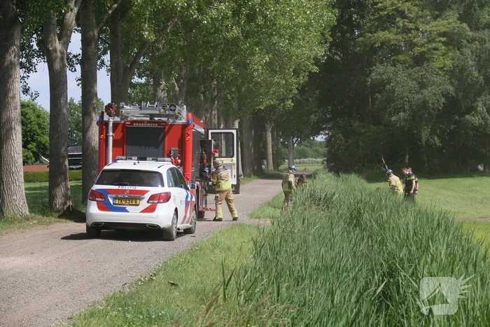 Persoon belandt met scootmobiel in sloot