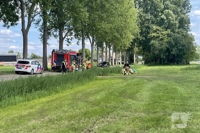 Persoon belandt met scootmobiel in sloot