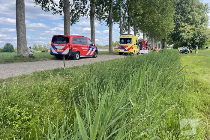 Persoon belandt met scootmobiel in sloot