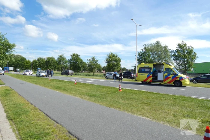 Twee personenwagens beschadigd bij botsing