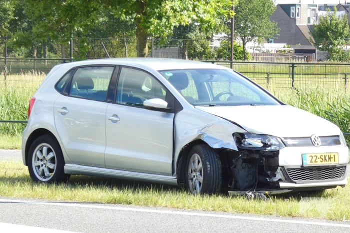 Twee personenwagens beschadigd bij botsing
