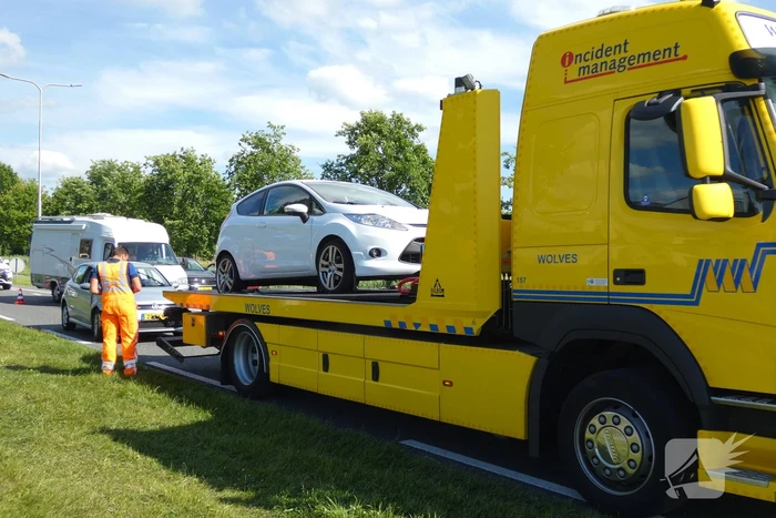 Twee personenwagens beschadigd bij botsing