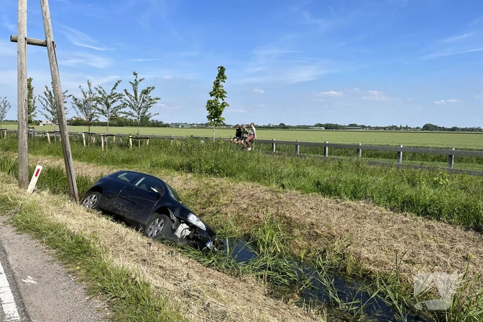 Automobilist raakt van de weg en belandt in sloot