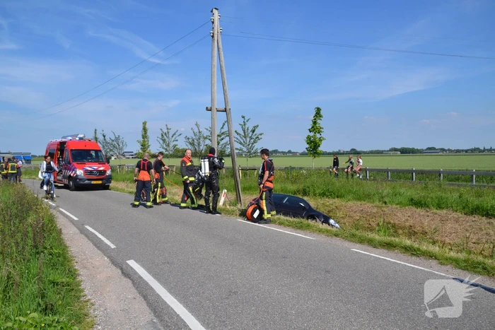 Automobilist raakt van de weg en belandt in sloot