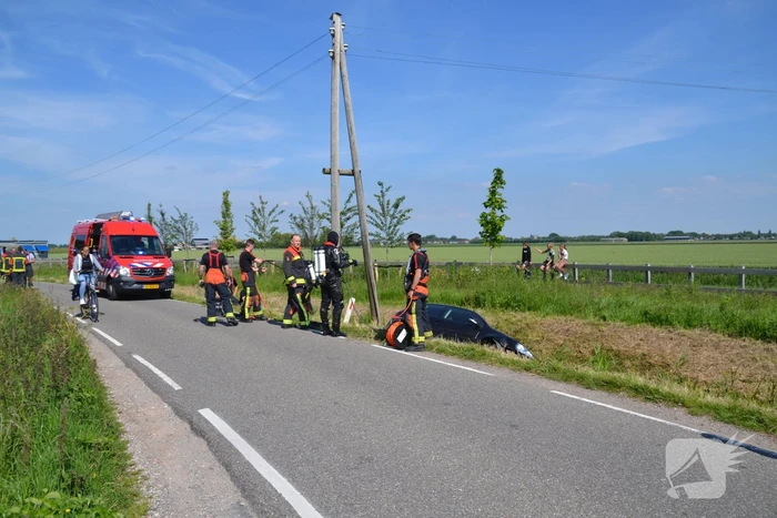 Automobilist raakt van de weg en belandt in sloot