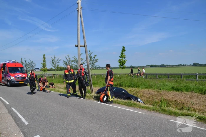 Automobilist raakt van de weg en belandt in sloot