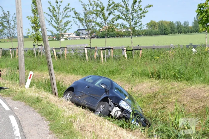 Automobilist raakt van de weg en belandt in sloot