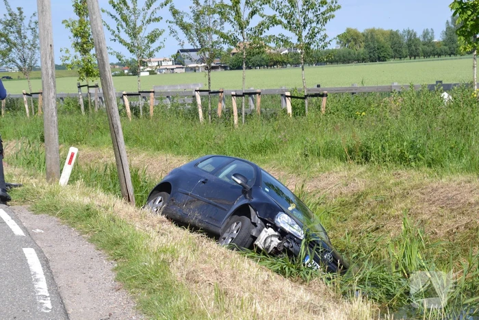 Automobilist raakt van de weg en belandt in sloot