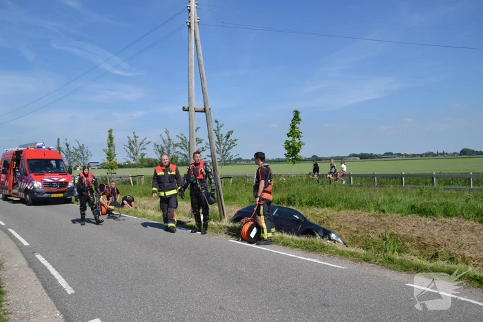 Automobilist raakt van de weg en belandt in sloot