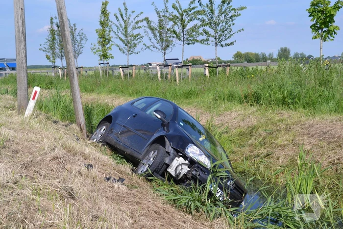 Automobilist raakt van de weg en belandt in sloot