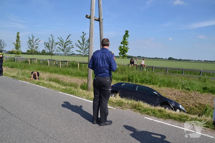 Automobilist raakt van de weg en belandt in sloot
