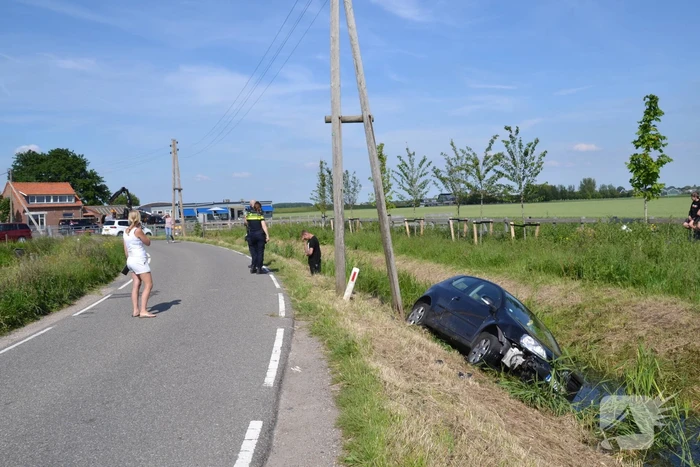 Automobilist raakt van de weg en belandt in sloot