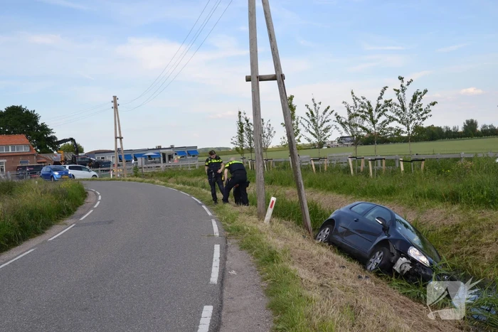 Automobilist raakt van de weg en belandt in sloot