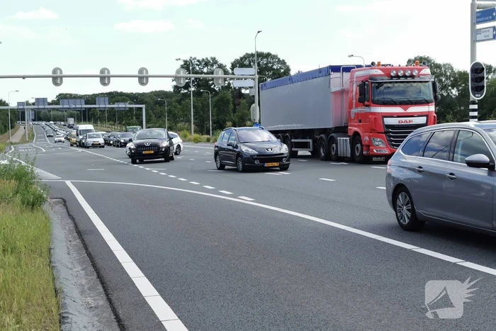 Files door vrachtwagen met pech