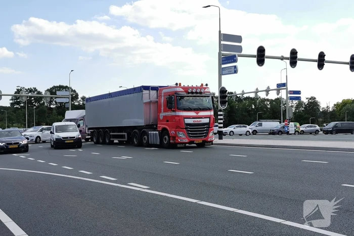 Files door vrachtwagen met pech