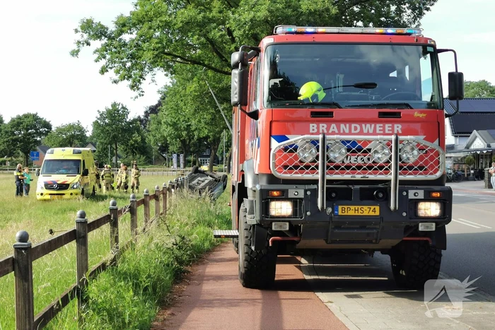 Auto belandt op zijn kop in greppel