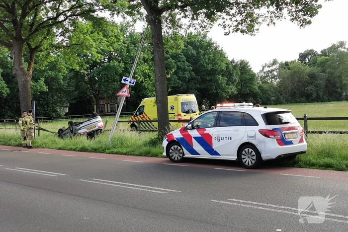 Auto belandt op zijn kop in greppel