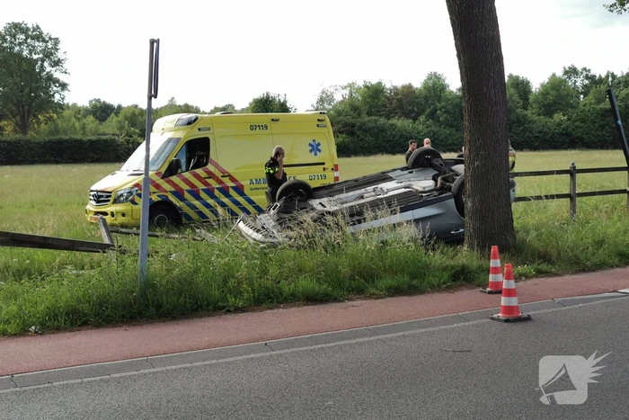 Auto belandt op zijn kop in greppel