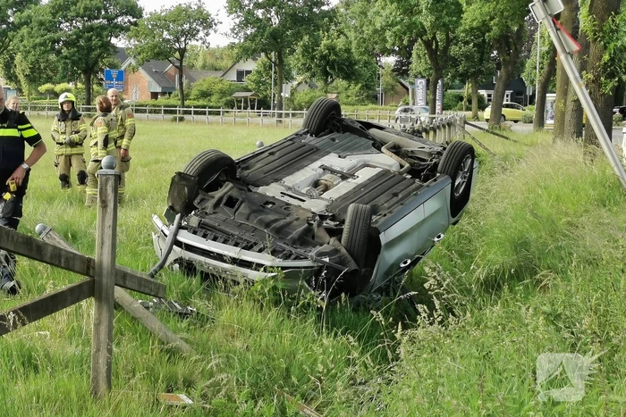 Auto belandt op zijn kop in greppel
