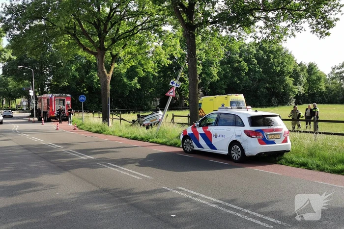 Auto belandt op zijn kop in greppel
