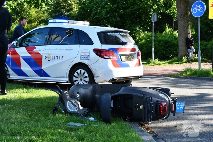 Scooterrijder gewond bij aanrijding met auto