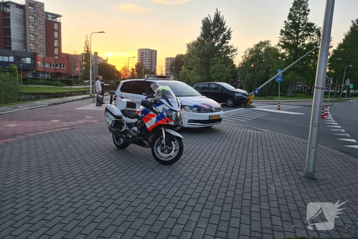 Automobilist rijdt tegen lantaarnpaal