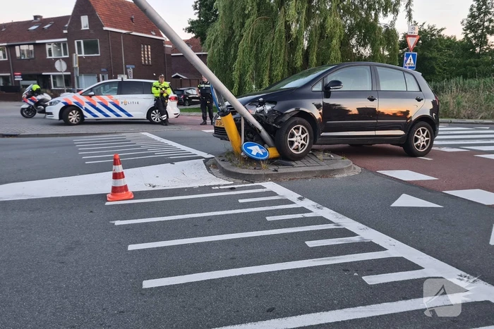 Automobilist rijdt tegen lantaarnpaal
