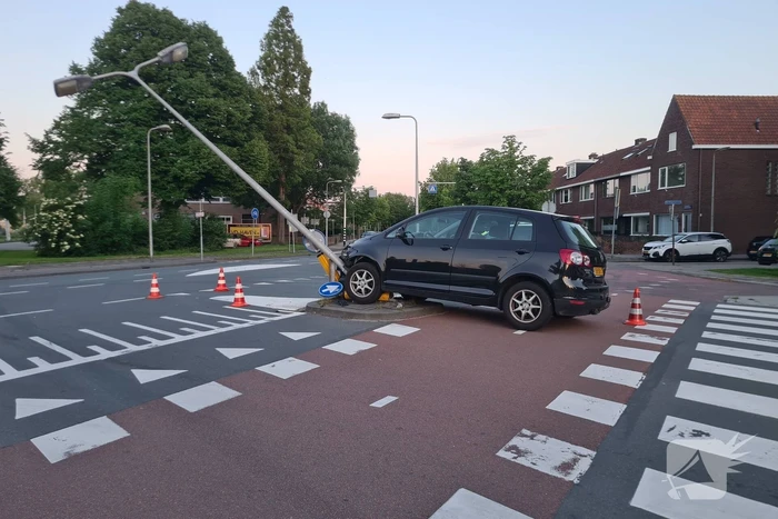 Automobilist rijdt tegen lantaarnpaal
