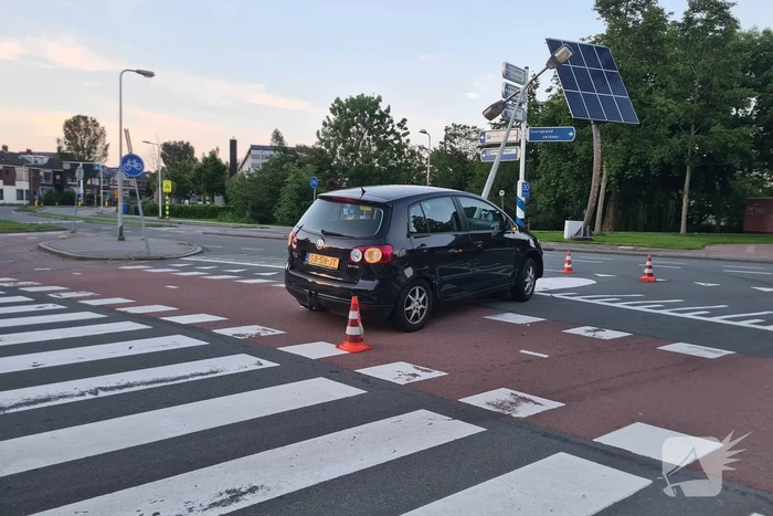 Automobilist rijdt tegen lantaarnpaal