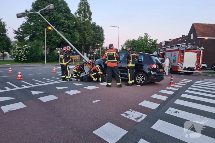 Automobilist rijdt tegen lantaarnpaal