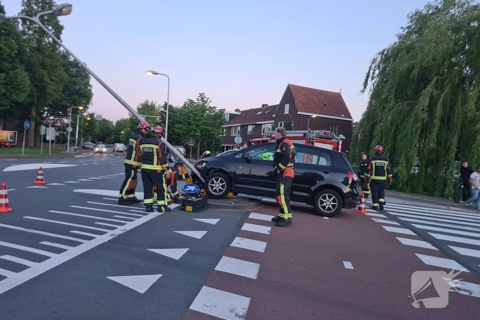 Automobilist rijdt tegen lantaarnpaal