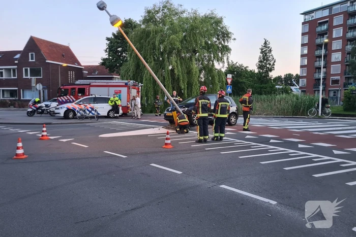 Automobilist rijdt tegen lantaarnpaal