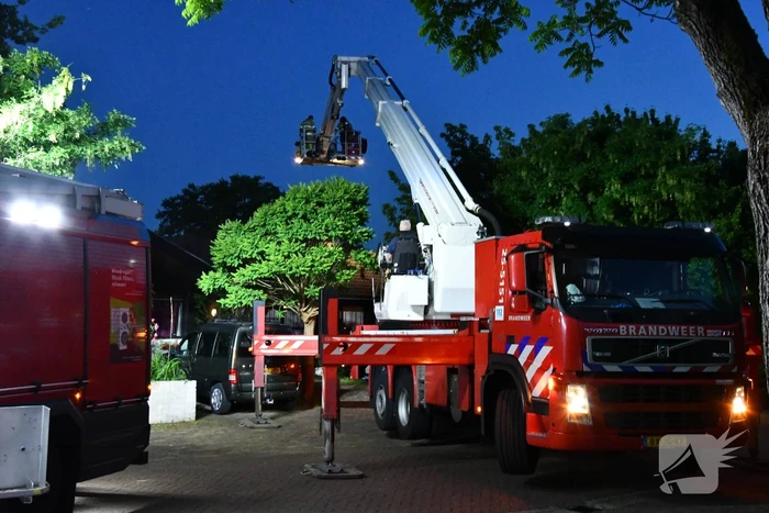 Metershoge vlammen na schoorsteenbrand