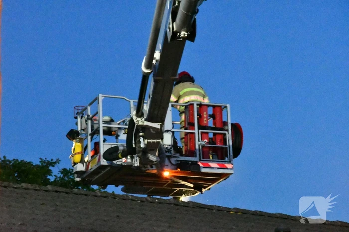 Metershoge vlammen na schoorsteenbrand