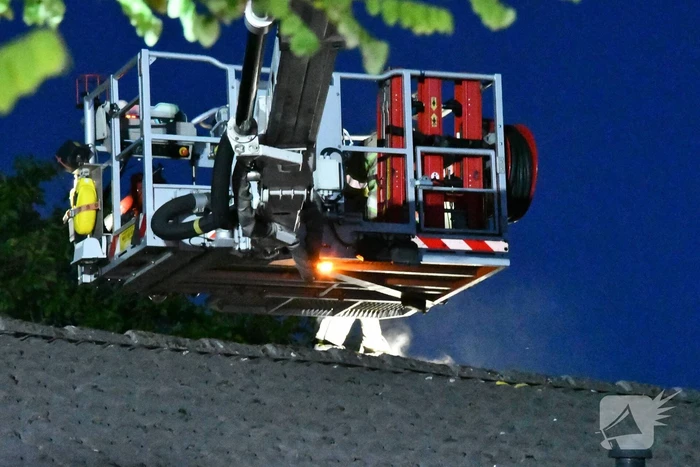 Metershoge vlammen na schoorsteenbrand