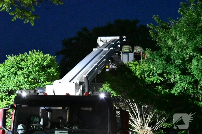 Metershoge vlammen na schoorsteenbrand