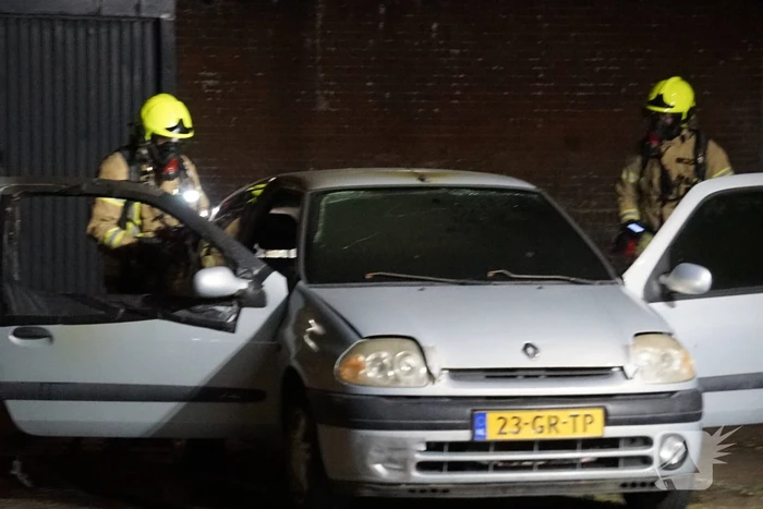 Auto vliegt in brand