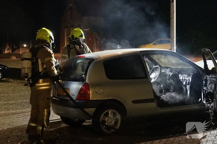Auto vliegt in brand