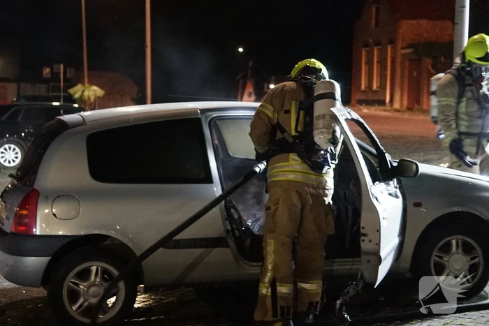 Auto vliegt in brand
