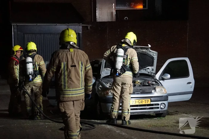 Auto vliegt in brand