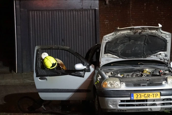 Auto vliegt in brand