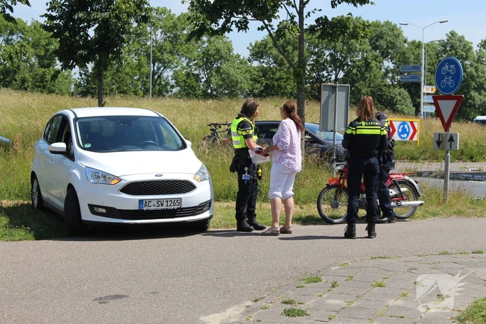 Brommerrijder gewond bij aanrijding met auto