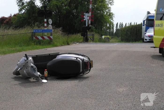Brommerrijder botst op personenauto