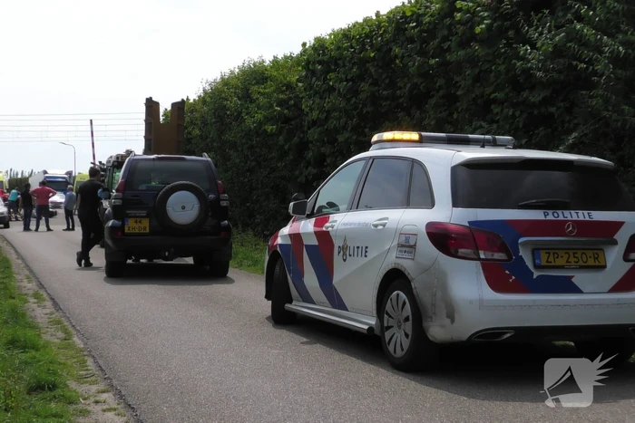 Brommerrijder botst op personenauto