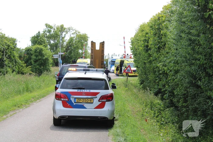 Brommerrijder botst op personenauto