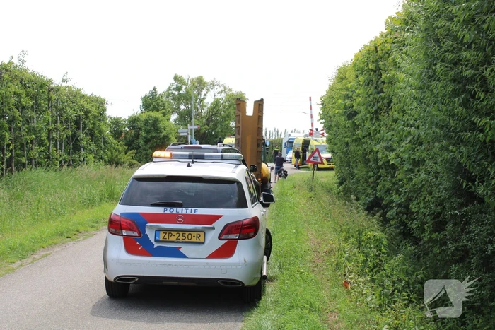 Brommerrijder botst op personenauto
