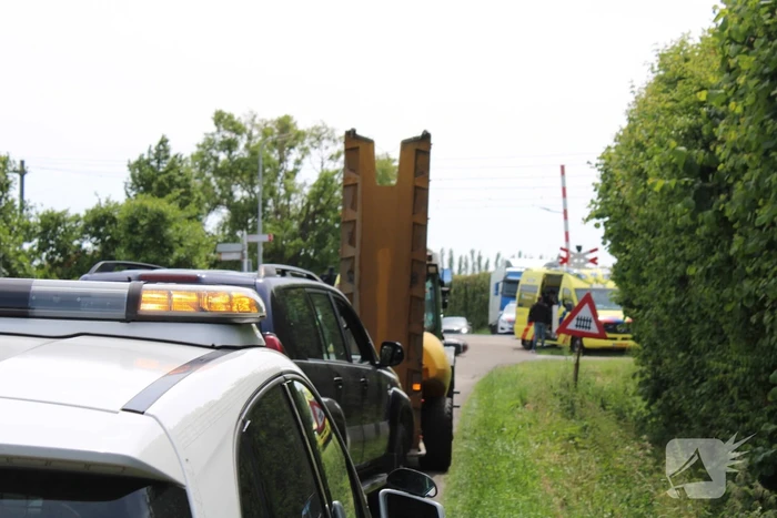 Brommerrijder botst op personenauto