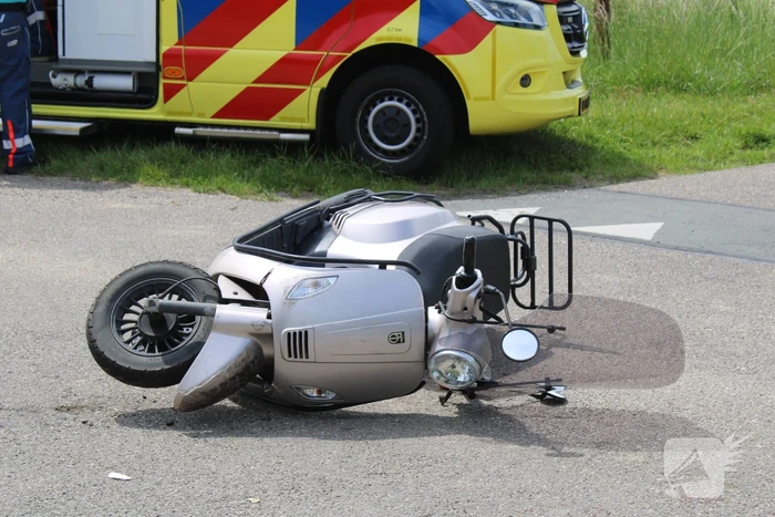 Brommerrijder botst op personenauto
