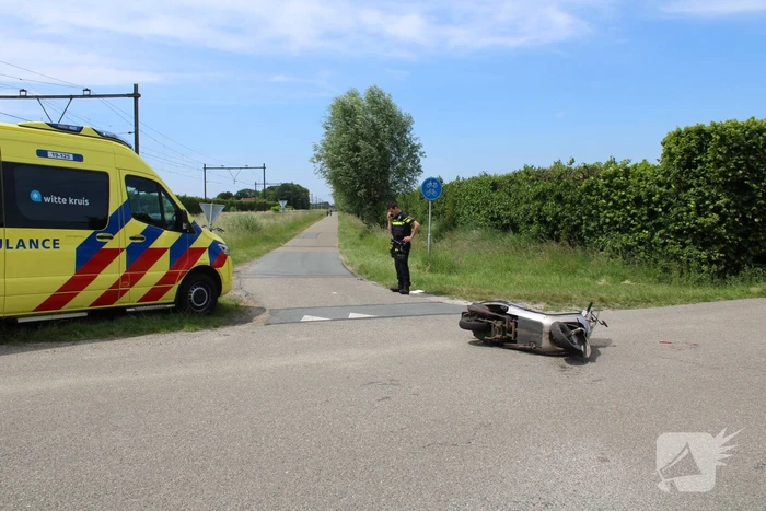 Brommerrijder botst op personenauto