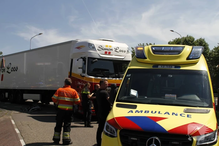 Fietser geschept door vrachtwagen